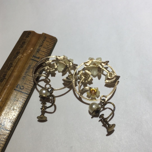 Vintage gold circle pearl beaded flower earrings - Picture 3 of 3
